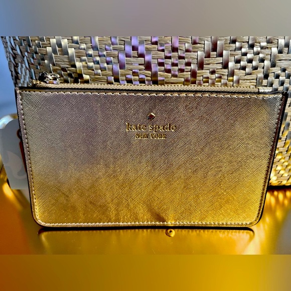 kate spade Handbags - 🎀 KATE SPADE GOLD METALLIC WRISTLET 🎀